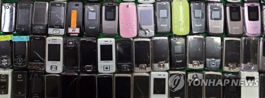 2G 서비스에 주로 사용됐던 폴더형 휴대전화기. 연합뉴스